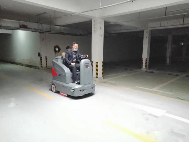 九龙坡小区物业保洁不用人力改用驾驶式洗地机了